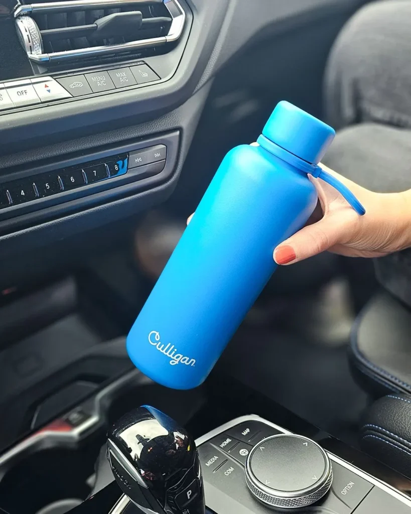 Herbruikbare roestvrijstalen waterfles in auto