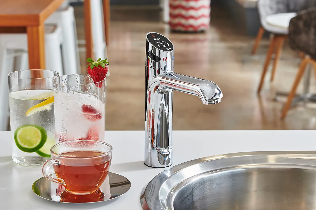 HydroTap_Touch-Free Wave BCS in Chrome_On Sink